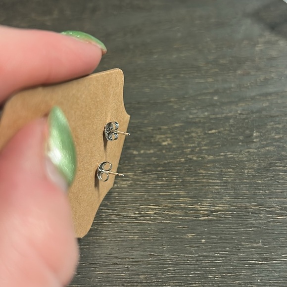 Small Sapphire and Silver Earrings. - Picture 4 of 5